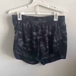 Athleta camo printed mesh racer run short 4in. Size Medium